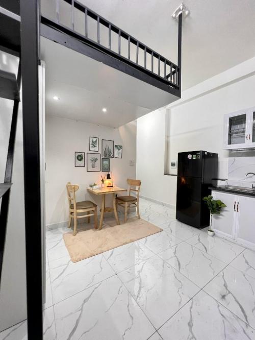 Nhà 2 Tầng, 4 Phòng Ngủ Giá Sỉ, Khu Hẻm Xe hơi, Ưu Việt Bất Động Sản.